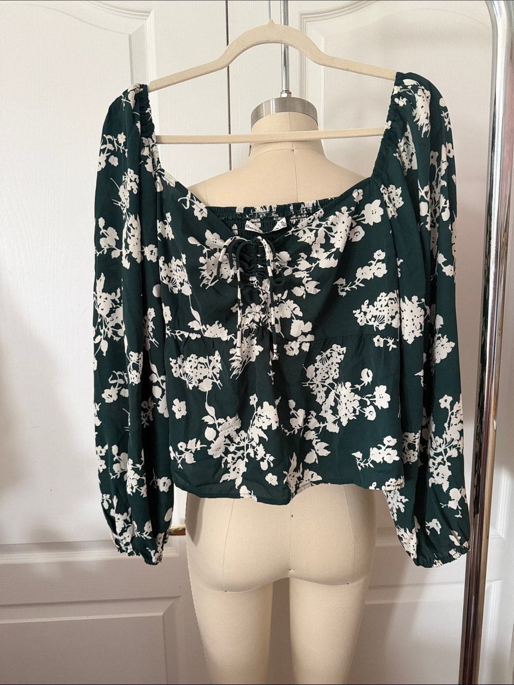 Abercrombie & Fitch Dark Green and White Floral Tie-Front Off-Shoulder Blouse